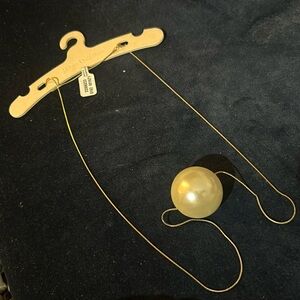 NWT Urban Outfitters Gigantic Pearl Statement Necklace